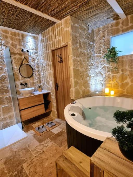 Les Spas De La Mer, Suite & Spa, Love Room, Plein Coeur Du Grau Le Grau-du-Roi Luaran gambar